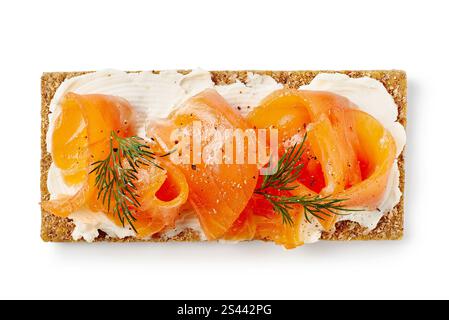 Pane croccante con fette di pesce rosso salato e formaggio spalmabile isolato su sfondo bianco. Vista dall'alto Foto Stock