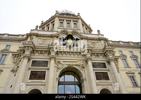 Berlin, rekonstruiertes Stadtschloss - Eosanderportal mit Großer Wappenkartusche. Heute Tor 3.Berliner Schloss, ein Schloss a Berlino. Von 1443 bis 1918 Hauptwohnsitz des Hauses Hohenzollern. Heute dient es dem Humboldt Forum als Ausstellungs- und Veranstaltungsort. Berlino, 09.01.2025 Berlino Germania Copyright: XMatthiasxWehnertx Foto Stock