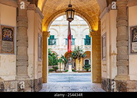Attraverso l'Arco: Una vista dell'Auberge de Castille a la Valletta Foto Stock