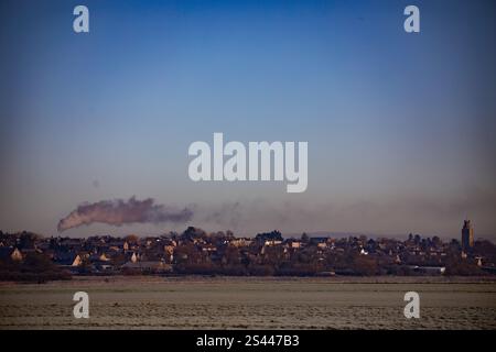 La centrale elettrica Elean fuma all'orizzonte sopra il villaggio di Sutton-in-the-Isle, Ely Foto Stock