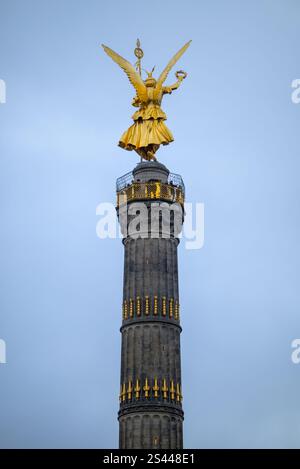 Colonna della vittoria, Siegessaule, per commemorare la vittoria nelle guerre di unificazione tedesca, a Berlino, in Germania, il 4 gennaio 2025 Foto Stock