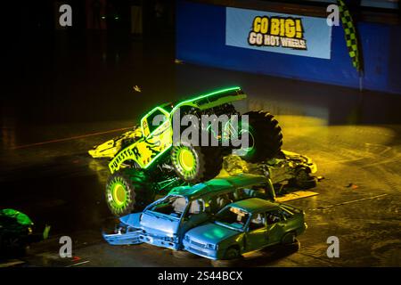 Lisbona, Portogallo - 2 marzo 2024: MONSTER TRUCK HOT WHEELS LIVE GLOW PARTY in Arena Foto Stock