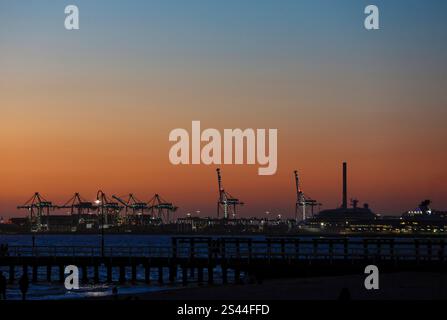 Melbourne, Australia. 10 gennaio 2025. Questa foto scattata il 10 gennaio 2025 mostra lo scenario del tramonto di Port Melbourne a Melbourne, Australia. Credito: Ma Ping/Xinhua/Alamy Live News Foto Stock