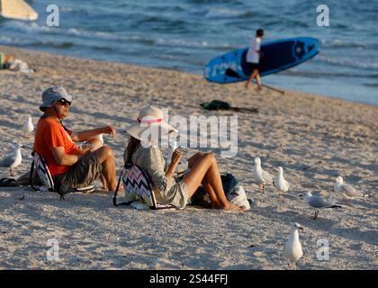 Melbourne, Australia. 10 gennaio 2025. Le persone si divertono durante il tramonto alla spiaggia di Port Melbourne a Melbourne, Australia, 10 gennaio 2025. Credito: Ma Ping/Xinhua/Alamy Live News Foto Stock