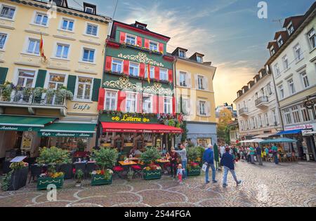 Paesaggio urbano con edifici storici e strada pedonale nel centro della città vecchia di Baden Baden, Germania Foto Stock