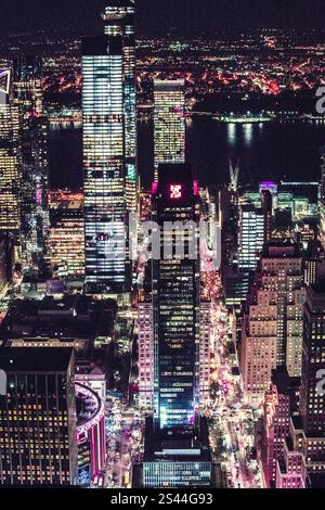 Vista notturna di Manhattan, New York, dalla cima dell'Empire State Building Foto Stock