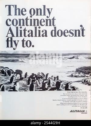 Un annuncio vintage del 1965 per la compagnia aerea italiana Alitalia, l'allora compagnia aerea statale. La pubblicità mostra pinguini in Artartica “l’unico continente in cui non voliamo”. Foto Stock