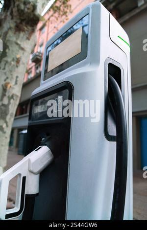 Stazione di ricarica per veicoli elettrici all'aperto in città. Foto Stock