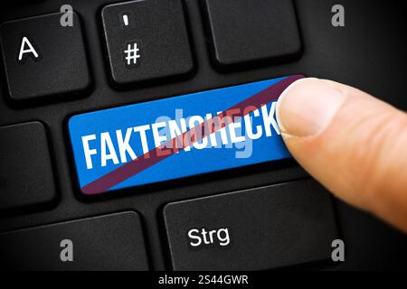 FOTOMONTAGE, Finger auf Computertaste mit durchgestrichener Aufschrift Faktencheck, Symbolfoto für die Streichung des Faktenchecks auf Facebook **** FOTOMONTAGGIO, dito su chiave del computer con iscrizione barrata, foto simbolica per la cancellazione del controllo dei fatti su Facebook Foto Stock