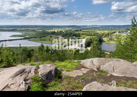 Paesaggio montano estivo con rocce sulla cima del Monte Paasonvuori, Sortavala, Russia. Foto naturale careliana scattata in una giornata estiva di sole Foto Stock