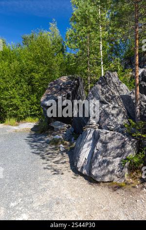 Foto verticale del paesaggio careliano scattata a Ruskeala, Repubblica di Carelia, Russia. Vista dell'ex cava di marmo in una soleggiata giornata estiva Foto Stock