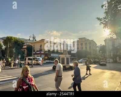 Intorno all'affollato Palazzo Jannuzzi, Sorrento, Campania, Italia: Phillip Roberts Foto Stock
