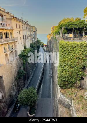 Intorno all'affollato Palazzo Jannuzzi, Sorrento, Campania, Italia: Phillip Roberts Foto Stock