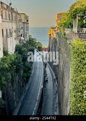 Intorno all'affollato Palazzo Jannuzzi, Sorrento, Campania, Italia: Phillip Roberts Foto Stock