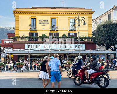Intorno all'affollato Palazzo Jannuzzi, Sorrento, Campania, Italia: Phillip Roberts Foto Stock