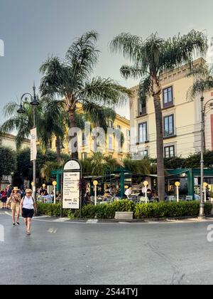 Intorno all'affollato Palazzo Jannuzzi, Sorrento, Campania, Italia: Phillip Roberts Foto Stock