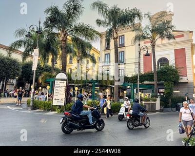 Intorno all'affollato Palazzo Jannuzzi, Sorrento, Campania, Italia: Phillip Roberts Foto Stock