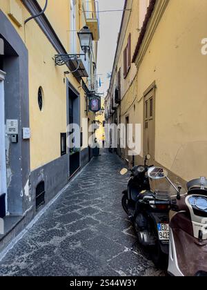 Intorno all'affollato Palazzo Jannuzzi, Sorrento, Campania, Italia: Phillip Roberts Foto Stock