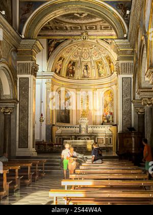 Intorno all'affollato Palazzo Jannuzzi, Sorrento, Campania, Italia: Phillip Roberts Foto Stock