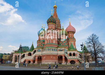 MOSCA, RUSSIA - 14 APRILE 2021: Vista dell'antica cattedrale dell'Intercessione della Santa Vergine (cattedrale di San Basilio) in aprile Foto Stock