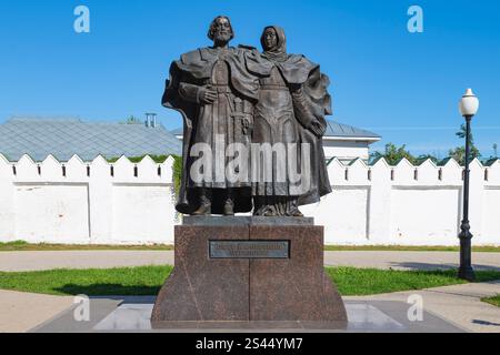 MUROM, RUSSIA - 6 SETTEMBRE 2024: Monumento ai santi Murom Pietro e Fevronia primo piano in una giornata di sole Foto Stock