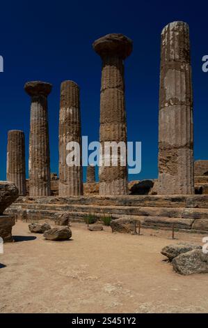 Colonne scanalate di colonnato dorico ricostruito del Tempio di Eracle nella Valle dei Templi (la Valle dei Templi) ad Agrigento, Sicilia, Italia, sito dell'antica città greca di Akragas. Foto Stock