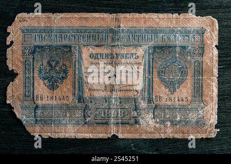Il rublo Zar era vecchio e strappato alla fine del diciannovesimo secolo. Banconota da rublo russo imperiale d'epoca dalla Russia zarista, da vicino Foto Stock