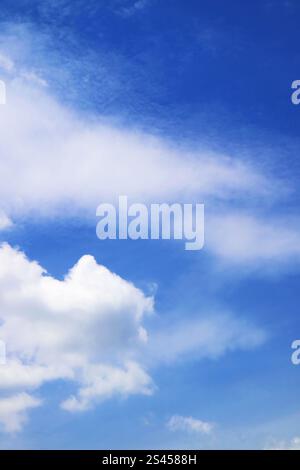 Bellissime nuvole bianche che si diffondono sul vivace cielo blu Foto Stock