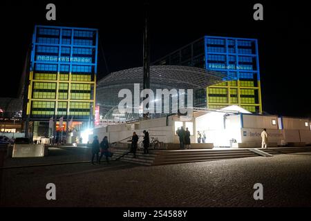 Impressionen - Berliner Hauptbahnhof in den Farben der ukainischen Fahne nach der russischen Invasion der Ukraine, Berlino (nur fuer redaktionelle Ver Foto Stock