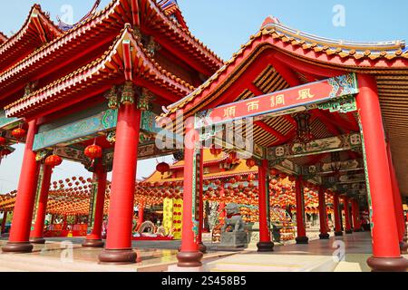 Fantastica porta di un tempio buddista cinese con parole di saluto che significano "fluire senza problemi con vento e pioggia" Foto Stock