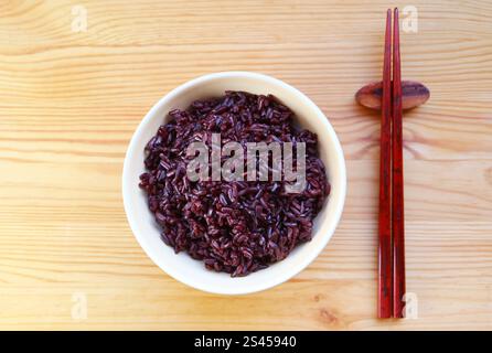 Ciotola di riso saporito e aromatico Riceberry, un Carb a basso indice glicemico con numerosi benefici per la salute Foto Stock
