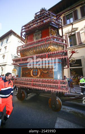 Firenze, Italia. 20 aprile 2014. Scoppio del carro. Un carro, pieno di fuochi d'artificio e altri fuochi d'artificio, 'Brindellone' è illuminato dall'arcivescovo per fornire uno spettacolo storico, durante l'evento 'esplosione del carretto', noto come scoppio del Carro all'interno della celebrazione pasquale a Firenze, il 20 aprile 2014. Piazza del Duomo, Firenze, Italia (foto di Andrea Martini/NurPhoto) credito: NurPhoto SRL/Alamy Live News Foto Stock