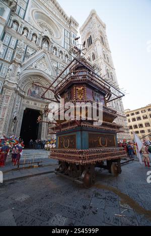 Firenze, Italia. 20 aprile 2014. Scoppio del carro. Un carro, pieno di fuochi d'artificio e altri fuochi d'artificio, 'Brindellone' è illuminato dall'arcivescovo per fornire uno spettacolo storico, durante l'evento 'esplosione del carretto', noto come scoppio del Carro all'interno della celebrazione pasquale a Firenze, il 20 aprile 2014. Piazza del Duomo, Firenze, Italia (foto di Andrea Martini/NurPhoto) credito: NurPhoto SRL/Alamy Live News Foto Stock