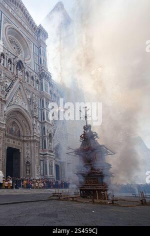 Firenze, Italia. 20 aprile 2014. Scoppio del carro. Un carro, pieno di fuochi d'artificio e altri fuochi d'artificio, 'Brindellone' è illuminato dall'arcivescovo per fornire uno spettacolo storico, durante l'evento 'esplosione del carretto', noto come scoppio del Carro all'interno della celebrazione pasquale a Firenze, il 20 aprile 2014. Piazza del Duomo, Firenze, Italia (foto di Andrea Martini/NurPhoto) credito: NurPhoto SRL/Alamy Live News Foto Stock