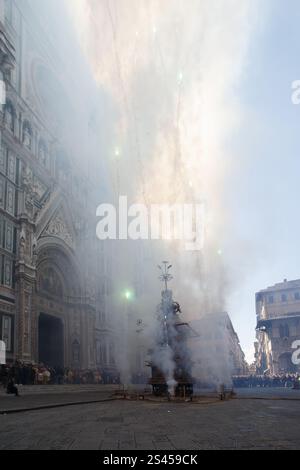Firenze, Italia. 20 aprile 2014. Scoppio del carro. Un carro, pieno di fuochi d'artificio e altri fuochi d'artificio, 'Brindellone' è illuminato dall'arcivescovo per fornire uno spettacolo storico, durante l'evento 'esplosione del carretto', noto come scoppio del Carro all'interno della celebrazione pasquale a Firenze, il 20 aprile 2014. Piazza del Duomo, Firenze, Italia (foto di Andrea Martini/NurPhoto) credito: NurPhoto SRL/Alamy Live News Foto Stock