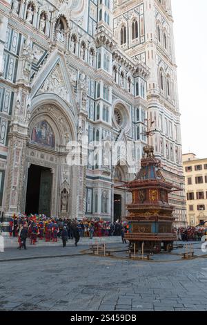 Firenze, Italia. 20 aprile 2014. Scoppio del carro. Un carro, pieno di fuochi d'artificio e altri fuochi d'artificio, 'Brindellone' è illuminato dall'arcivescovo per fornire uno spettacolo storico, durante l'evento 'esplosione del carretto', noto come scoppio del Carro all'interno della celebrazione pasquale a Firenze, il 20 aprile 2014. Piazza del Duomo, Firenze, Italia (foto di Andrea Martini/NurPhoto) credito: NurPhoto SRL/Alamy Live News Foto Stock