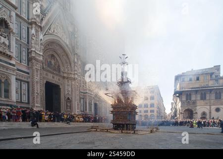 Firenze, Italia. 20 aprile 2014. Scoppio del carro. Un carro, pieno di fuochi d'artificio e altri fuochi d'artificio, 'Brindellone' è illuminato dall'arcivescovo per fornire uno spettacolo storico, durante l'evento 'esplosione del carretto', noto come scoppio del Carro all'interno della celebrazione pasquale a Firenze, il 20 aprile 2014. Piazza del Duomo, Firenze, Italia (foto di Andrea Martini/NurPhoto) credito: NurPhoto SRL/Alamy Live News Foto Stock