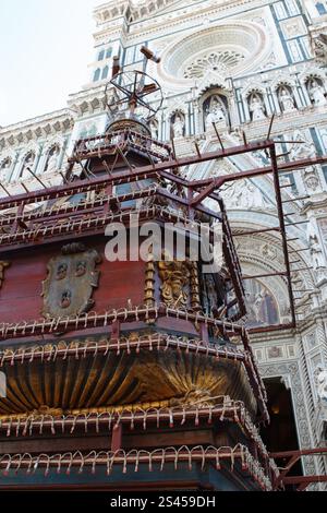 Firenze, Italia. 20 aprile 2014. Scoppio del carro. Un carro, pieno di fuochi d'artificio e altri fuochi d'artificio, 'Brindellone' è illuminato dall'arcivescovo per fornire uno spettacolo storico, durante l'evento 'esplosione del carretto', noto come scoppio del Carro all'interno della celebrazione pasquale a Firenze, il 20 aprile 2014. Piazza del Duomo, Firenze, Italia (foto di Andrea Martini/NurPhoto) credito: NurPhoto SRL/Alamy Live News Foto Stock