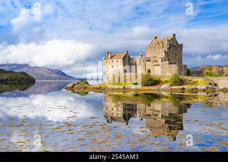 Il castello di Eilean Donan si riflette nelle acque di Loch Duich vicino a Dornie da Kyle di Lochalsh Ross e Cromarty Western Highlands della Scozia Regno Unito Europa Foto Stock