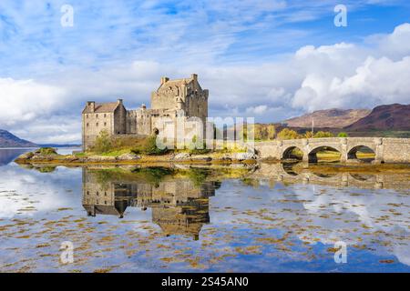 Il castello di Eilean Donan si riflette nelle acque di Loch Duich vicino a Dornie da Kyle di Lochalsh Ross e Cromarty Western Highlands della Scozia Regno Unito Europa Foto Stock
