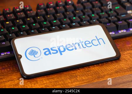 In questa immagine, il logo Aspen Technology (AspenTech) viene visualizzato sullo schermo di uno smartphone accanto a una tastiera. Foto Stock