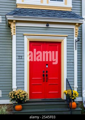 Porta rossa luminosa su una casa residenziale nella vecchia città storica di Lunenburg, nuova Scozia, Canada Foto Stock