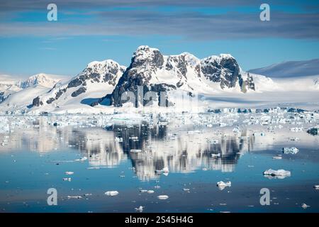 Splendida montagna innevata che si riflette sull'acqua, Hanusse Bay, Antartide. Foto Stock