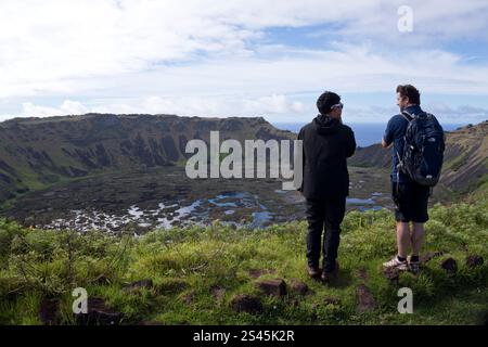 Una guida turistica e vista turistica di Rano Kau, il cratere vulcanico estinto sull'Isola di Pasqua. Foto Stock