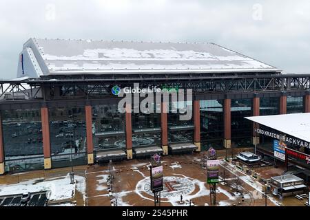 Dallas, Texas, Stati Uniti. 10 gennaio 2025. Una vista aerea del Globe Life Field, sede dei Texas Rangers della Major League Baseball, dopo la tempesta invernale Cora ha consegnato diversi centimetri di neve attraverso il Dallas-Fort Worth Metroplex il 9 e 10 gennaio 2025. (Credit Image: © Scott Coleman/ZUMA Press Wire) SOLO PER USO EDITORIALE! Non per USO commerciale! Foto Stock