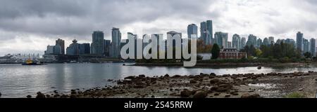 Il centro di Vancouver e l'isola Deadman visti da Stanley Park attraverso Coal Harbour in una giornata nuvolosa, British Columbia, Canada. Foto Stock