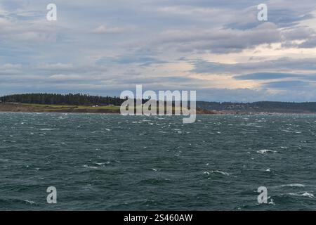 Il Fort Casey Historical State Park si trova dall'altra parte dell'acqua in una giornata nuvolosa, Whidbey Island, Washington State, USA. Foto Stock