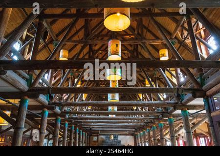 Ashford, WA / USA - 17 agosto 2023: Travi interne e i famosi paralumi dipinti del Paradise Inn nel Parco Nazionale del Monte Rainier Foto Stock