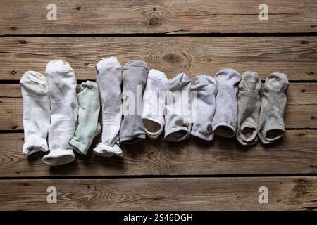 Molte calze da donna sono piegate e sdraiate su un pavimento di legno, indossate calze da donna Foto Stock