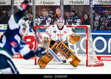 Leon Hungerecker (Nuernberg Ice Tigers, #72) hält den Puck, GER, Iserlohn Roosters vs. Nuernberg Ice Tigers, Eishockey, Penny-DEL, 35. Spieltag, Spielzeit 2024/2025, 10.01.2025, foto: Jonas Brockmann/Eibner-Pressefoto Foto Stock